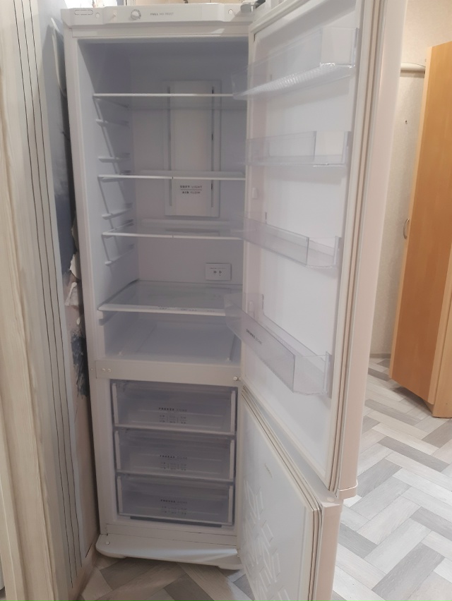 Продам холодильник, тел. 89228158287