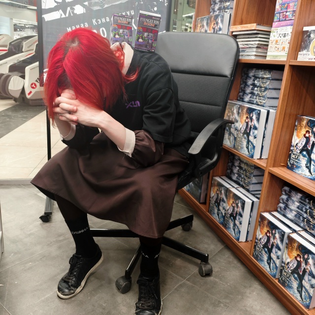 Озадаченно смотрим вдаль.
Почему, спросите вы? Да пот?...