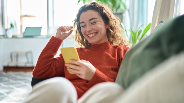 Каждый третий россиянин проводит в онлайне более 6 час?...