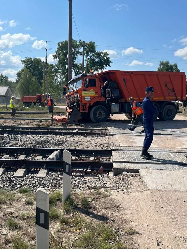 ⚡ ⚡️ Пассажирский поезд столкнулся с самосвалом в Ко?...