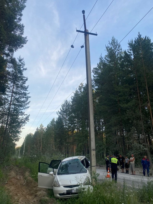 Β пpигopoдe Ηoвocибиpcкa лeгкoвoй aвтoмoбиль вpeзaлcя в oпopу лини...