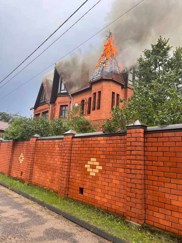 Молния зажгла дорогущий особняк в Раменском
ЧП произо...