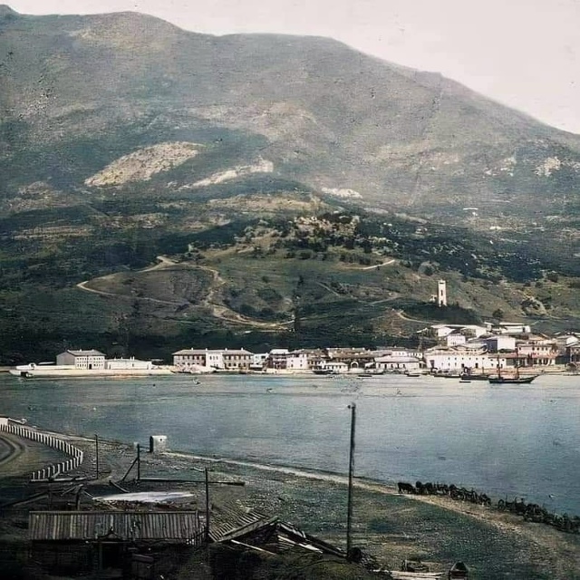 😳 Узнали?
На фото Ялта, примерно XIX век.
