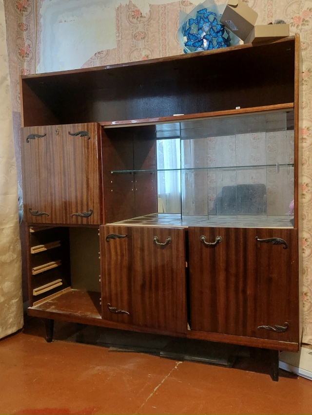 Отдам бесплатно: диван, два кресла, сервант и шкаф. Само...