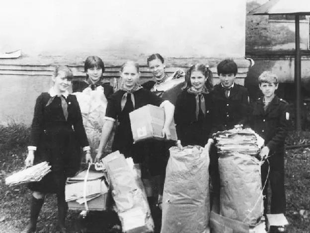Сбор макулатуры в школах СССР был весёлым и полезным з?...