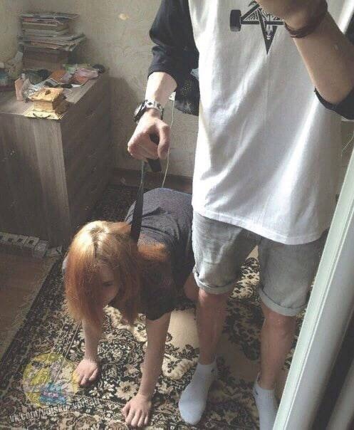 Держит свою су, на коротком поводке?