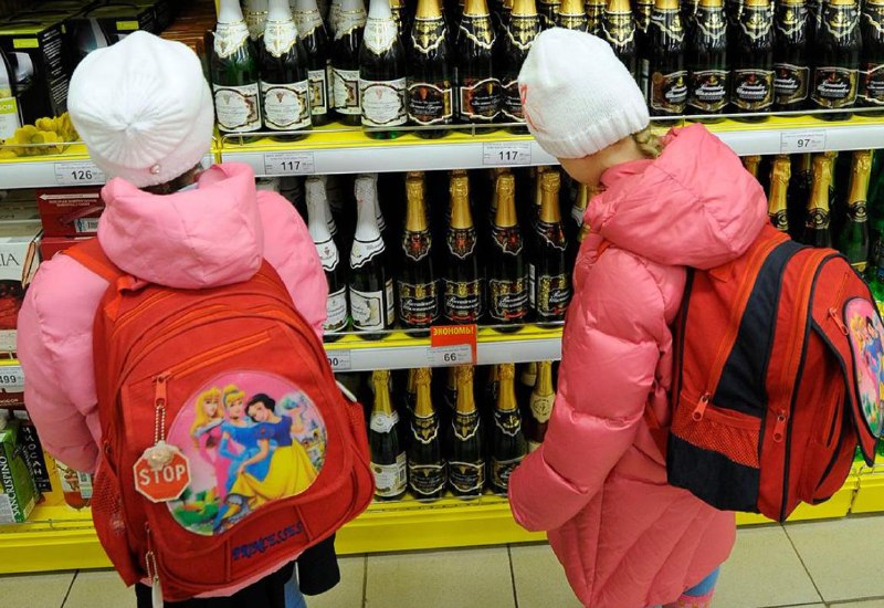 Школьникам хотят запретить заходить в алкомаркеты — даже просто посмотреть.
Общественники обратили