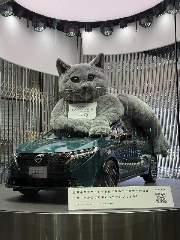 Nissan в Японии привлёк внимание к новой модели Aura, разместив в выставочном зале огромного трёхмет