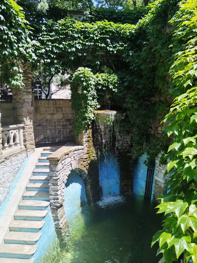 Привет Коврову из Кабардинки. Старый парк.