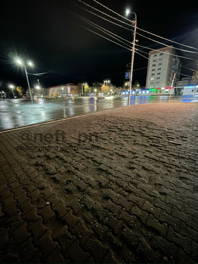 Заканчивается 2025 год, а тротуар как был разбит год наза...