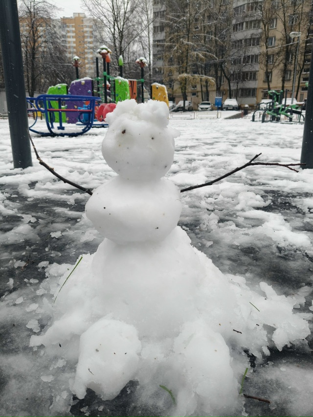 Первые снеговики в Балашихе, это надо отметить!) 🥂 ☃