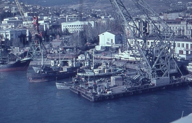 Ялтинский порт, 1960–1970-е годы.
Жизнь кипела, работа шла ?...