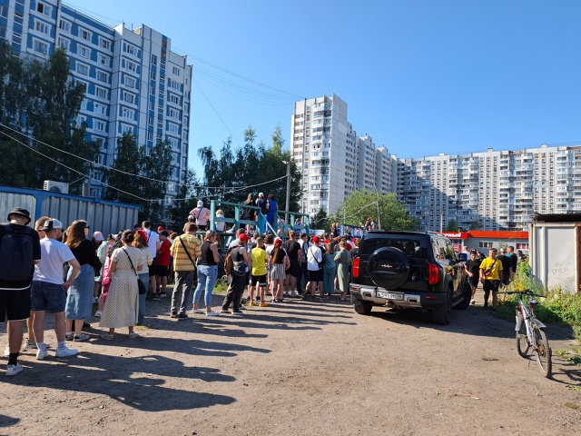 Вот такая толпа людей вчера в Брагино на Ленинградском...
