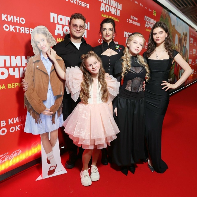 13-летняя Ева Смирнова выбрала очень откровенный наряд,...