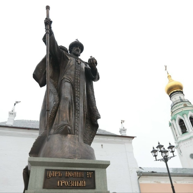 В Вологде открыли девятиметровый памятник Ивану Грозн...