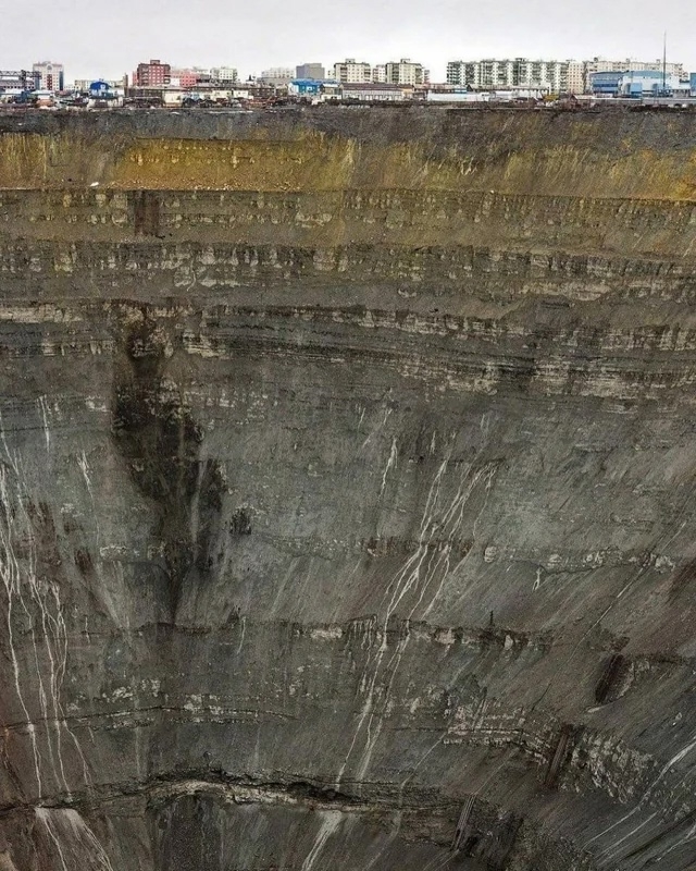 Алмазный кратер «Мир», рядом с городом Мирный, Республ?...