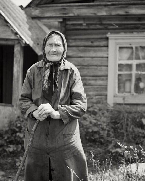 Вернуть бы маму на мгновенье,
Сказать всё то, что не усп...