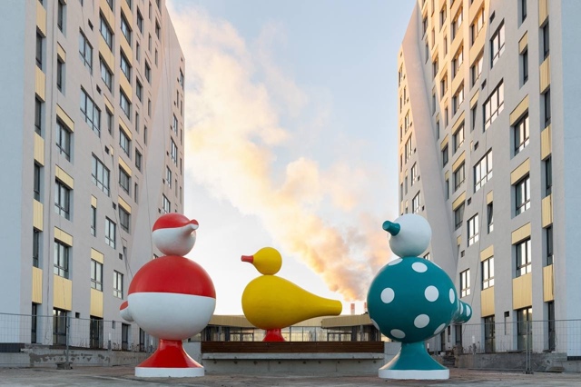 Гигантские птицы-свистульки поселились во дворе на Ре?...