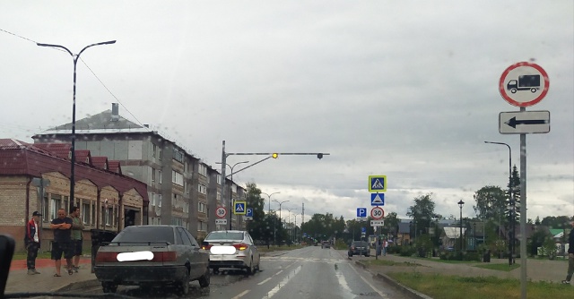 Авария напротив 4 гимназии
#Я_тебя_видел@podslushano_velsk