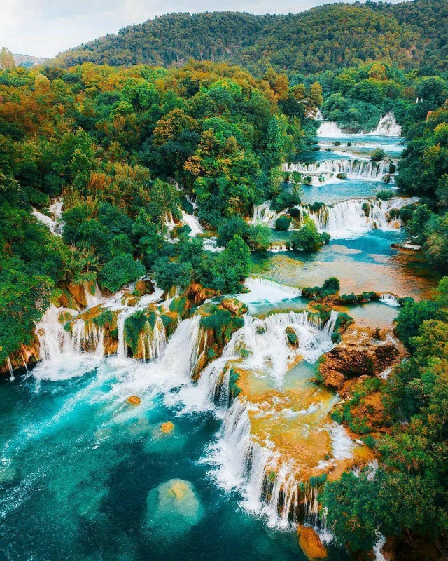 🌍 Плитвицкие озёра, Хорватия
Один из самых живописны?...