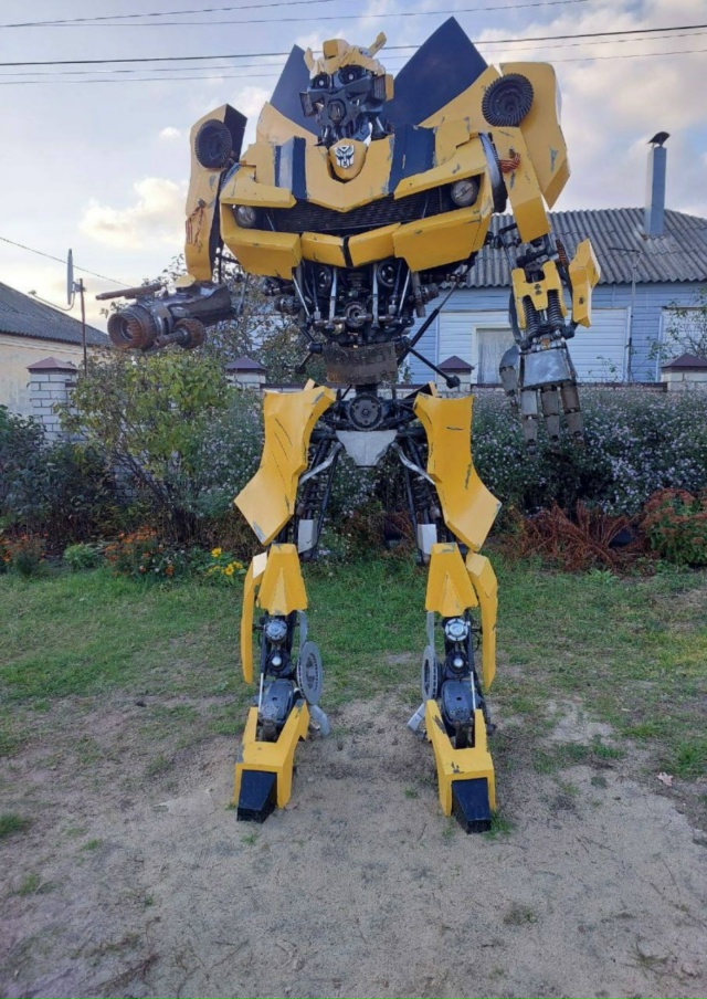 В Новоподклетном Трансформеры Оптимус Прайм и Бамблби...