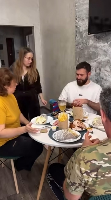 Да как же она его жестко подставляет то!!