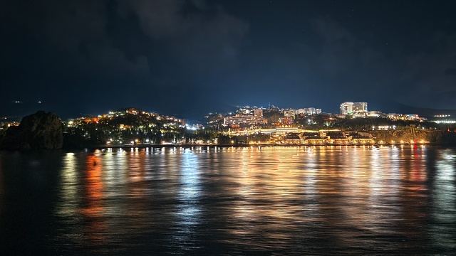 Ночной Гурзуф это просто волшебство! ✨🌃
С моря он выг?...