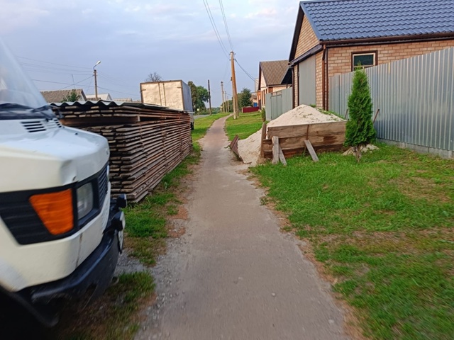 Вот такая история творится на тратуаре в Городцах, тор?...