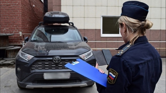 Жительница Мончегорска спасла автомобиль, погасив дол...