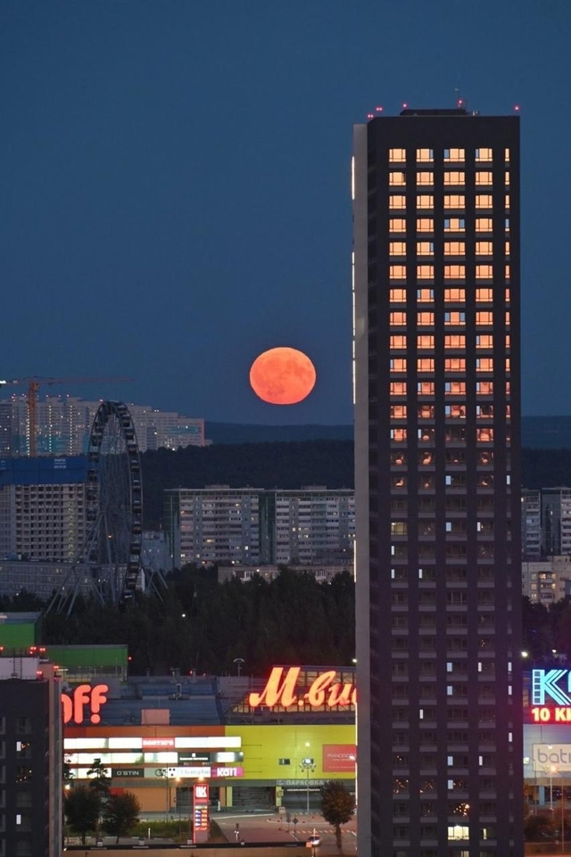 😍Невероятно красивая луна в объективе Владимира Заду...