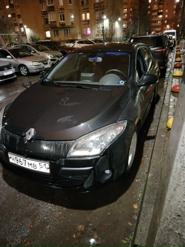 Соседи, чья машина? Оставили окно открытым