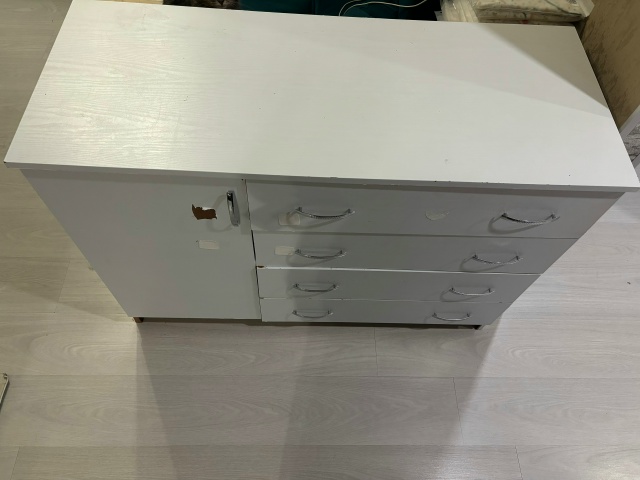 Отдам комод. Самовывоз с 3 этажа. На ящиках остались нак...