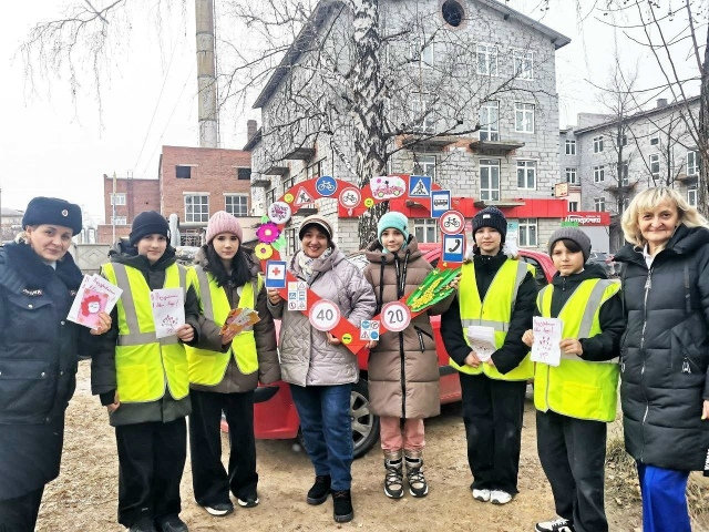 Автоинспекторы и ребята из отрядов ЮИД поздравили све?...