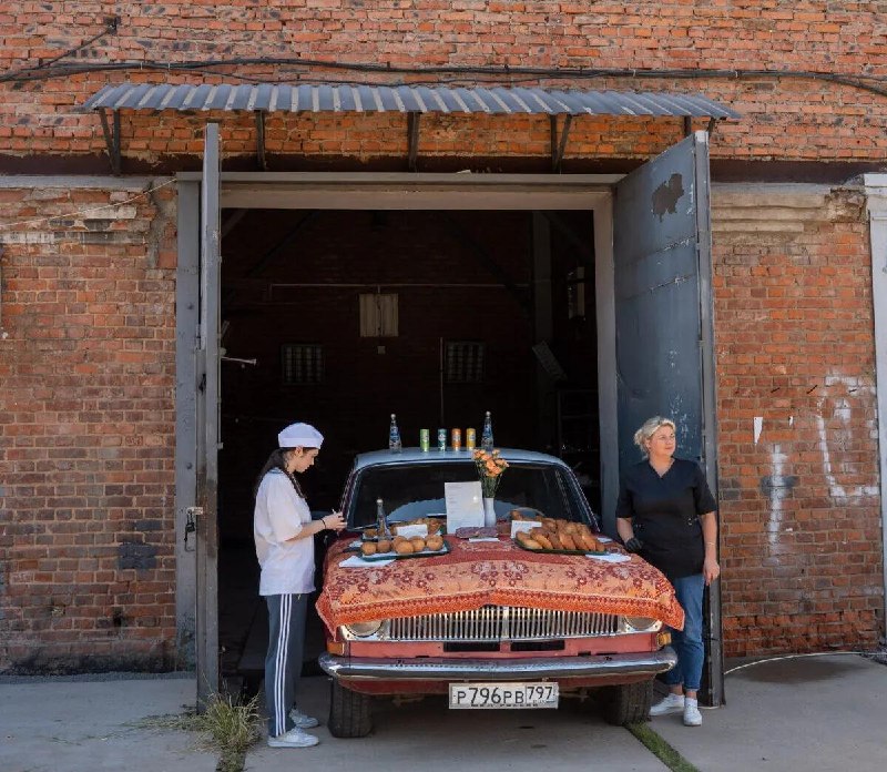 Прикол, в пространстве «Гаражи» в Переделкине открыли заведение «Гаражно-Шашлычный кооператив» с мен