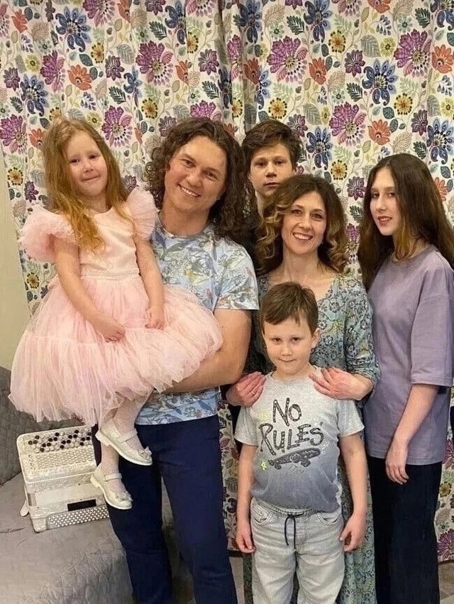 Александр Бардин из группы «САДко» с семьёй
Замечате...