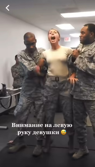 Не придумала ничего лучше, как схватиться за его ствол)