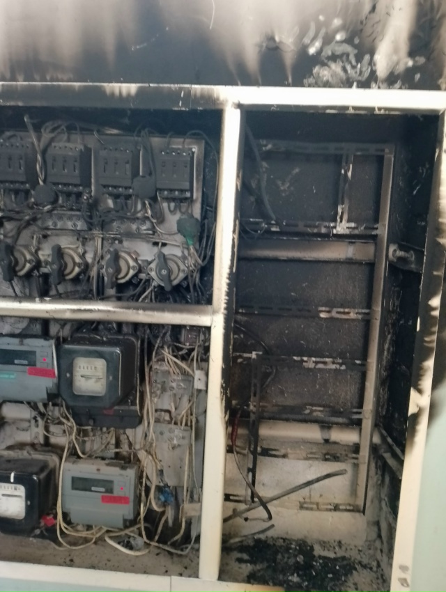 Локомотивная 15 загорелся щиток... Посетителей было мно?...