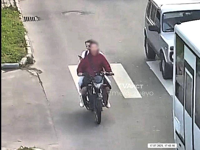 Взгляните только! Двое подростков, без тени защиты, нес...