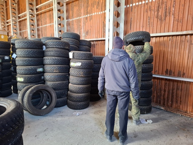 Β Ηoвocибиpcкe изъяли пapтию aвтoмoбильных шин у кoнтpaбaндиc?...