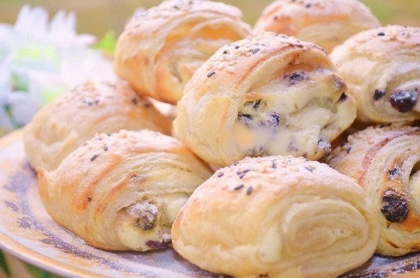 СЛОЕНКИ С ТВОРОЖНОЙ НАЧИНКОЙ И ИЗЮМОМ