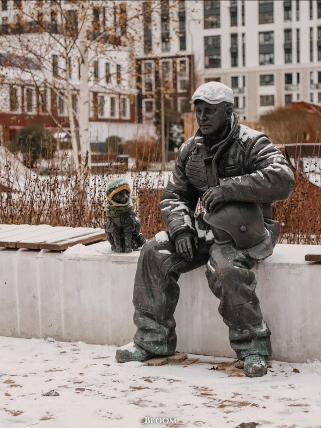 Памятник коту Семёну в Тюмени встретил первый снег в п?...