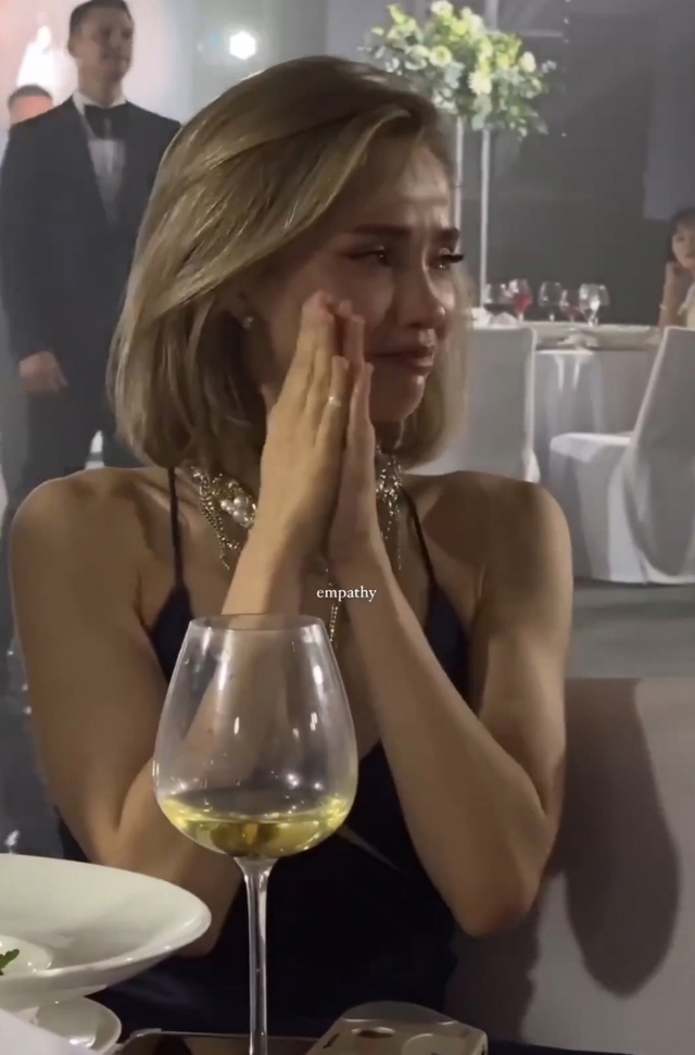 Бывшая пришла на свадьбу, у неё слёзы счастья!