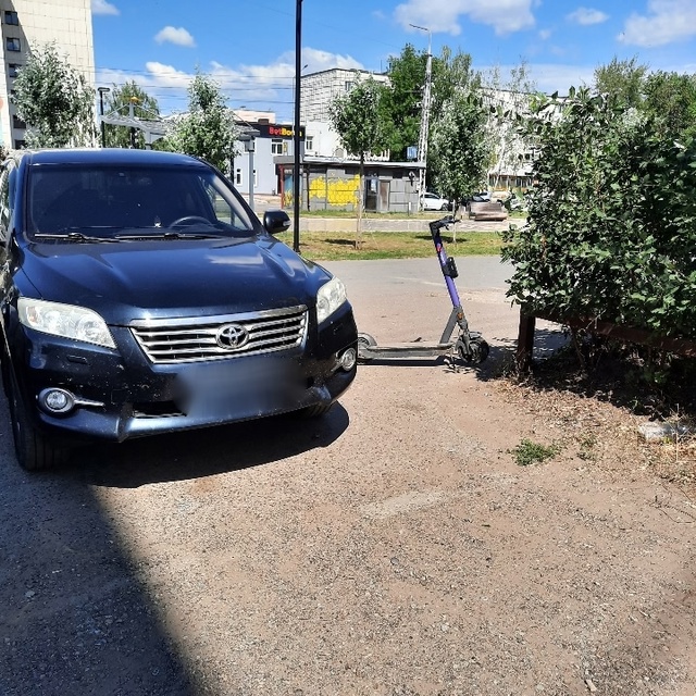 15 .07.25 Нефтекамск, Ленина 46.Самокаты уже занимают парко...