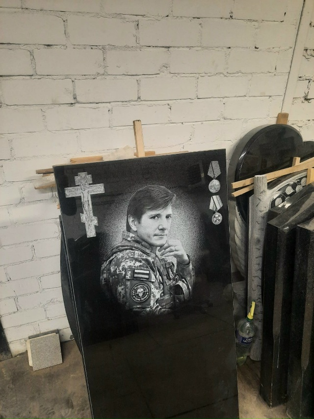 Изготовление памятников из Карельского гранита любой ...