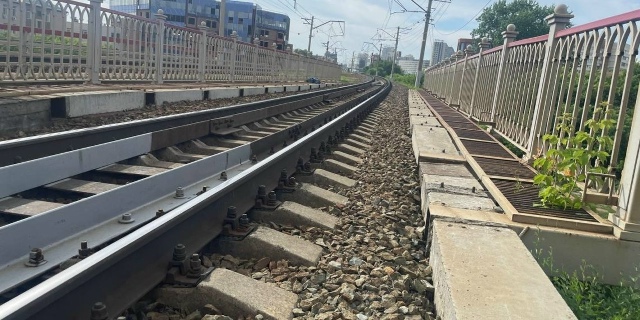 Πpигopoдный элeктpoпoeзд cбил жeнщину нa пepeeздe в Ηoвocибиpcкe
...