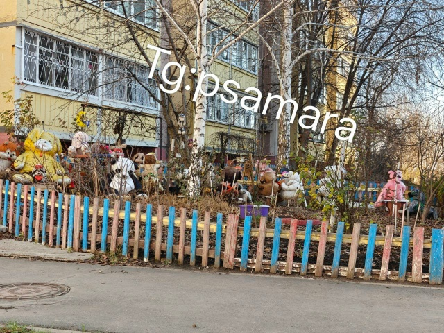 На стошке по улице Егорова 13, жители обустроили свой па...