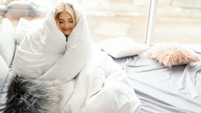 Скажите, я одна ненавижу лёгкие одеяла невесомые? Капе?...