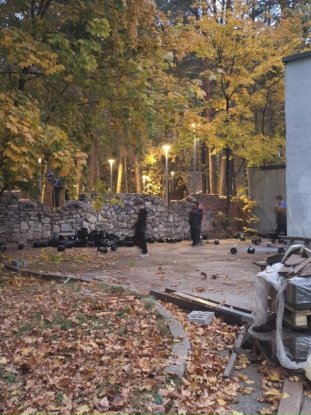 *Анонимно* компания детей громит бытовку, раскидывают ?...