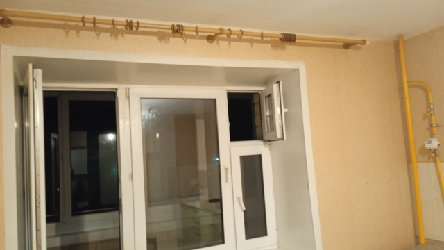 Продаются: комод, стеллаж для белья, диван, гардины. Люс...