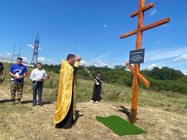 Памятный крест установили в честь павших воинов, не до?...
